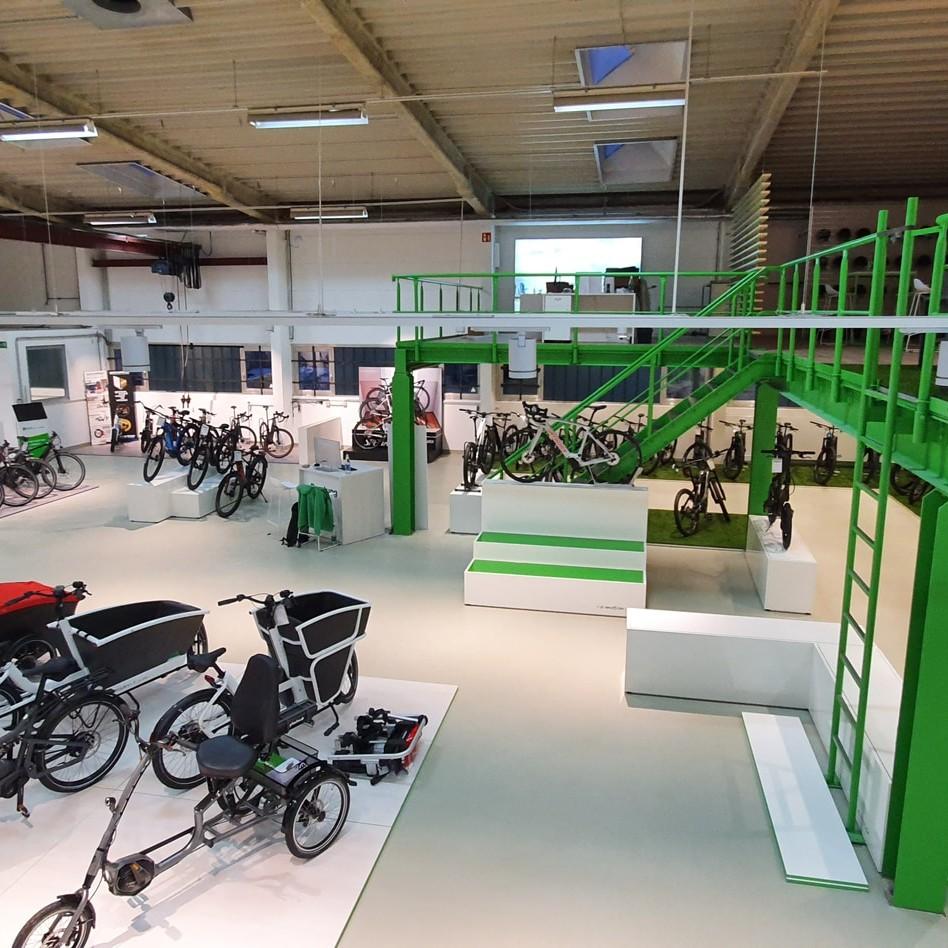 Moderne E-Bikes und Lastenräder bei e-motion. Entdecken Sie die Vielfalt und innovative Designs im großzügigen Show