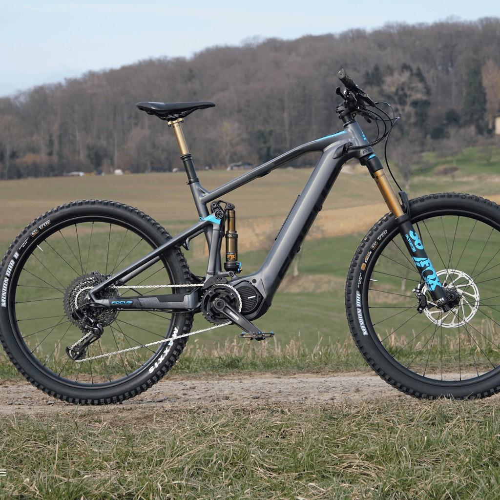 e-Bike Focus Sam² in Seitenansicht, sportliches E-Mountainbike mit vollgefedertem Rahmen und integriertem Akku