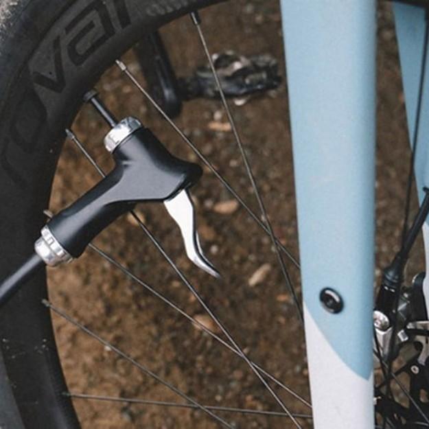 Effiziente Pumpe von Specialized für präzises Aufpumpen. Ideal für Radsportler, die Zuverlässigkeit schätzen.