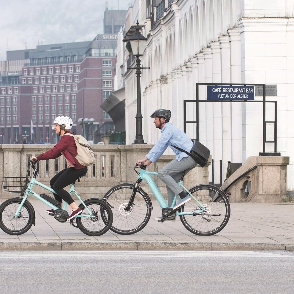 Zwei e-Bike Fahrer auf Bosch e-Bikes durch die Stadt
