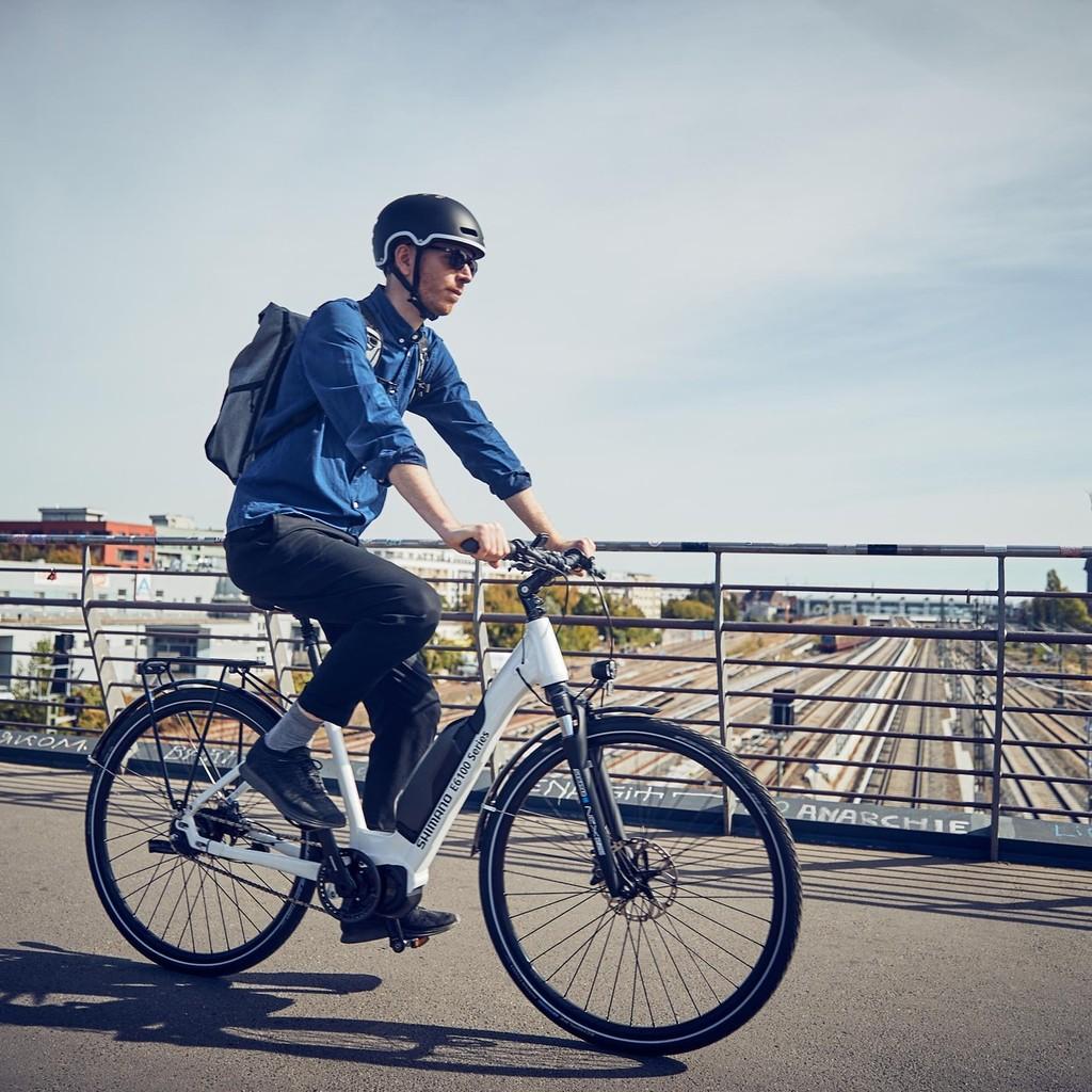 Ein stilvolles Shimano E-Bike in urbaner Berliner Kulisse. Perfekt für stilvolle und umweltfreundliche Stadtfahrten