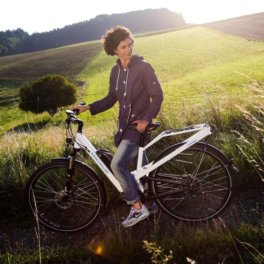 Entdecken Sie das Riese & Müller Homage 2017: Stilvolles E-Bike für entspannte Ausflüge in malerischer Landschaft.