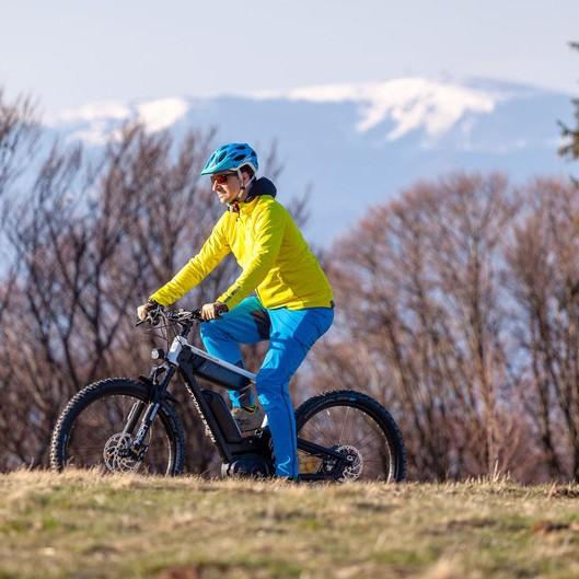 Entdecken Sie das Riese & Müller Delite Mountain Tourenfully: perfektes E-Bike für abenteuerliche Offroad-Touren. L
