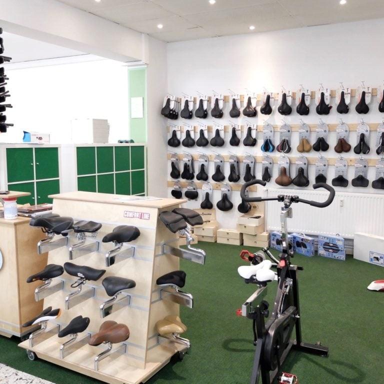E-Bike Ergonomie: Auswahl an Fahrradsätteln in einem Geschäft