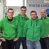 Team in grünen Hoodies vor E-Bike-Markenwerbung bei e-motion e-Bike Welt Dietikon