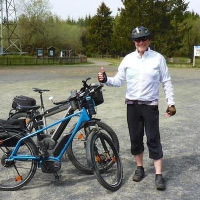Entdecken Sie die Freiheit des Fahrens mit dem Supercharger E-Bike. Perfekt für spannende Touren in malerischen Lan