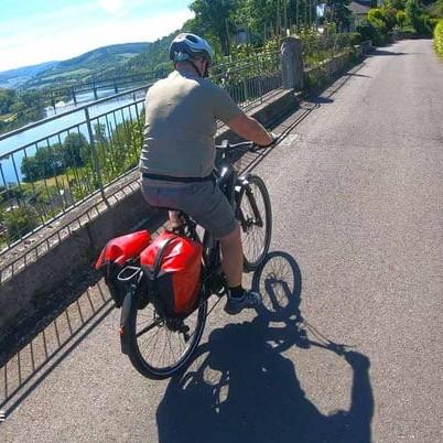 Mann auf Specialized Turbo Vado 5.0 E-Bike auf ländlicher Straße