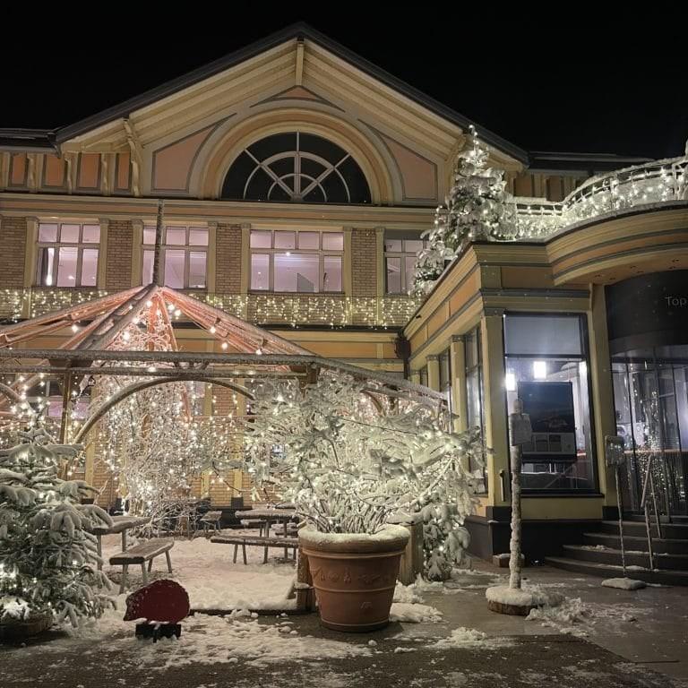 Beleuchtetes Gebäude mit weihnachtlicher Dekoration bei Nacht