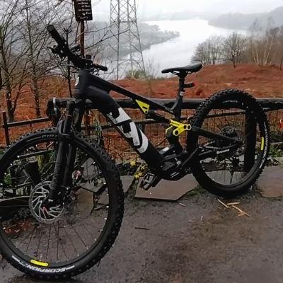 Entdecken Sie das Husqvarna Light Cross 3 E-Bike, ideal für anspruchsvolle Touren und beeindruckende Landschaften,