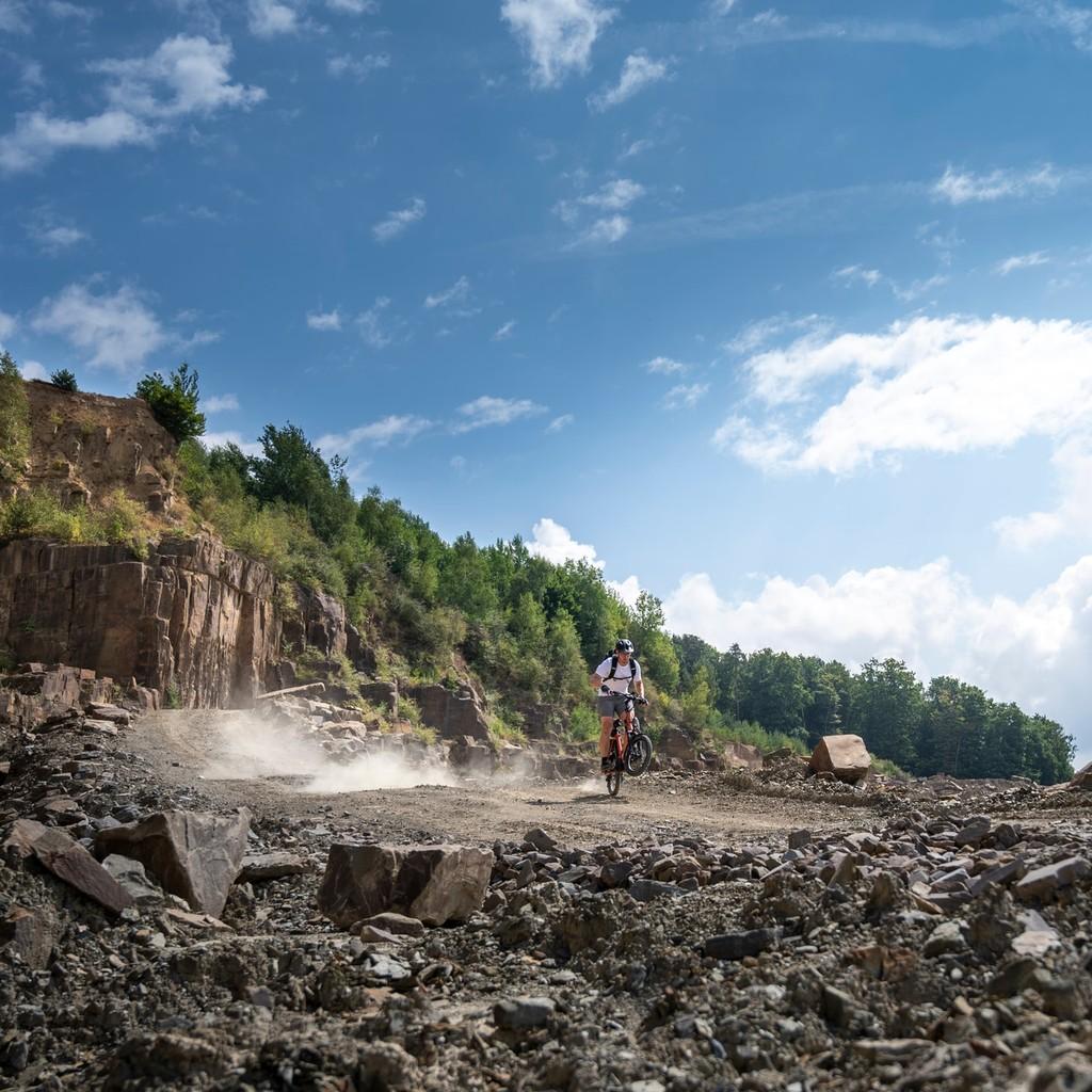 Erleben Sie Abenteuer pur mit dem iSY S10 Adventure E-Bike. Perfekt für anspruchsvolle Geländefahrten in der freien