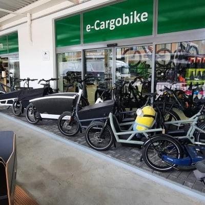 E-Cargobike Geschäft mit verschiedenen Lastenrädern vor dem Laden