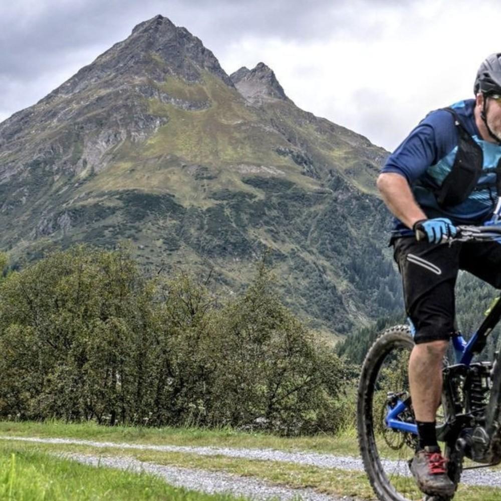 Ein Teilnehmer der e-Bike WM für Jedermann 2023 ist gerade auf dem Weg zum Ziel.