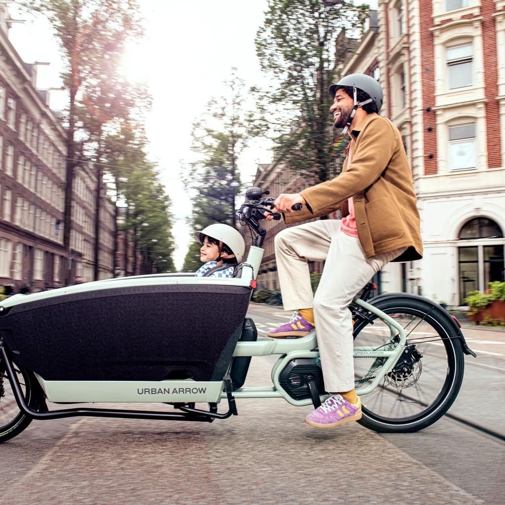 Erleben Sie urbane Mobilität mit dem Urban Arrow FamilyNext. Perfekt für Familien, um sicher und stilvoll durch die