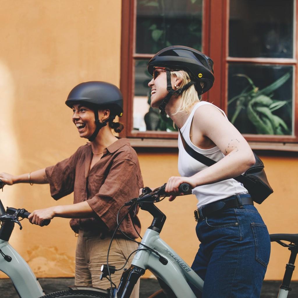 Zwei junge Frauen sind auf dem e-Bike unterwegs für den Fahrradspendenmarathon in der Grünen Hölle Freisen.