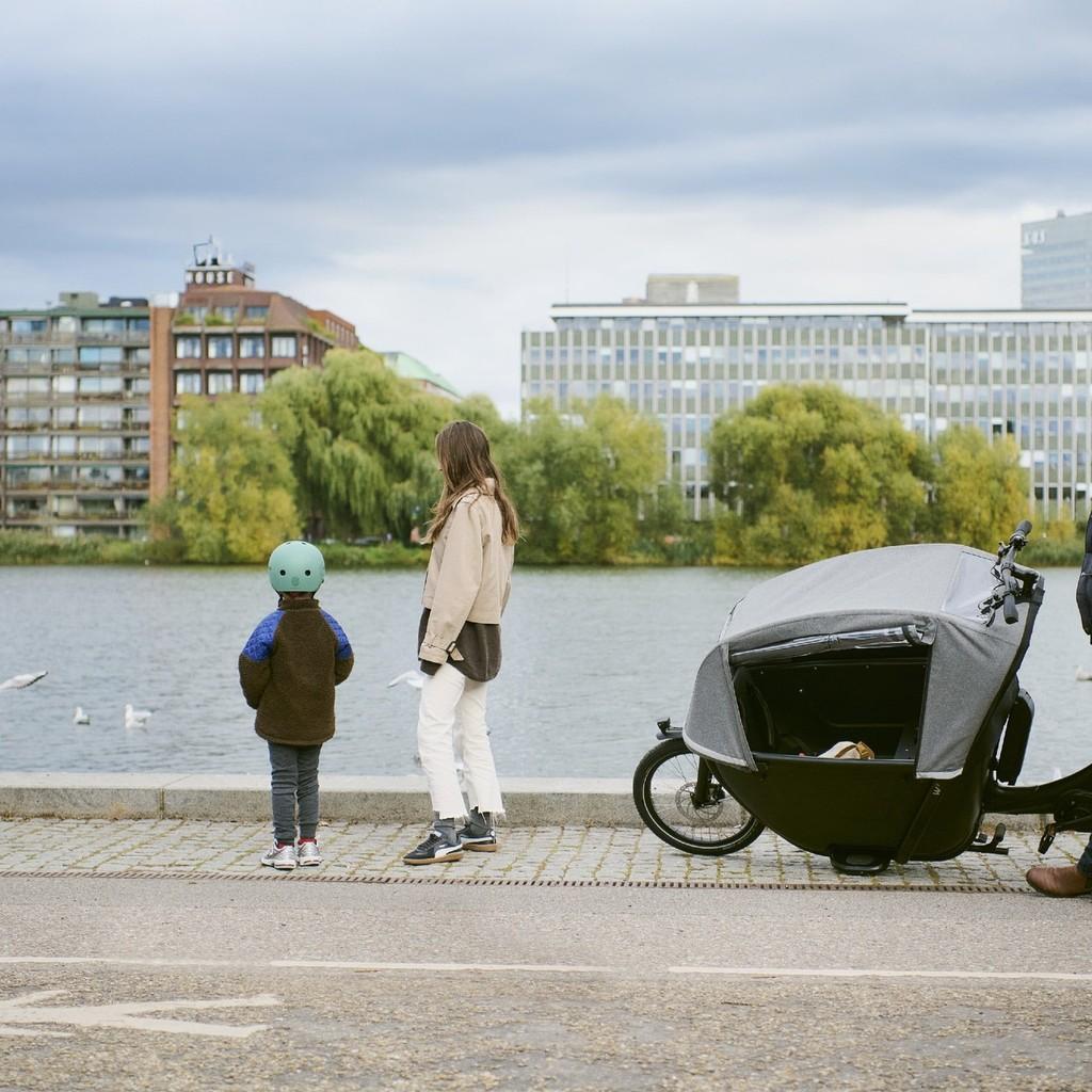 Entdecken Sie das Winther W2 Lastenrad, ideal für Familienausflüge am Wasser. Praktisch und stilvoll für den urbane