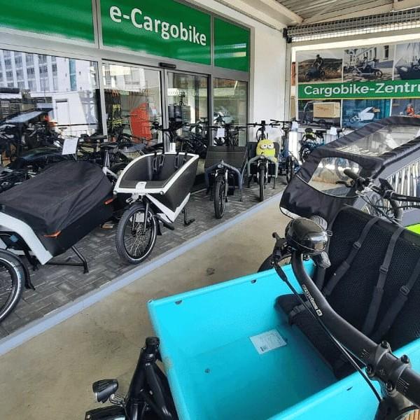 E-Cargobike Ausstellung im CargoBike-Zentrum mit verschiedenen Modellen