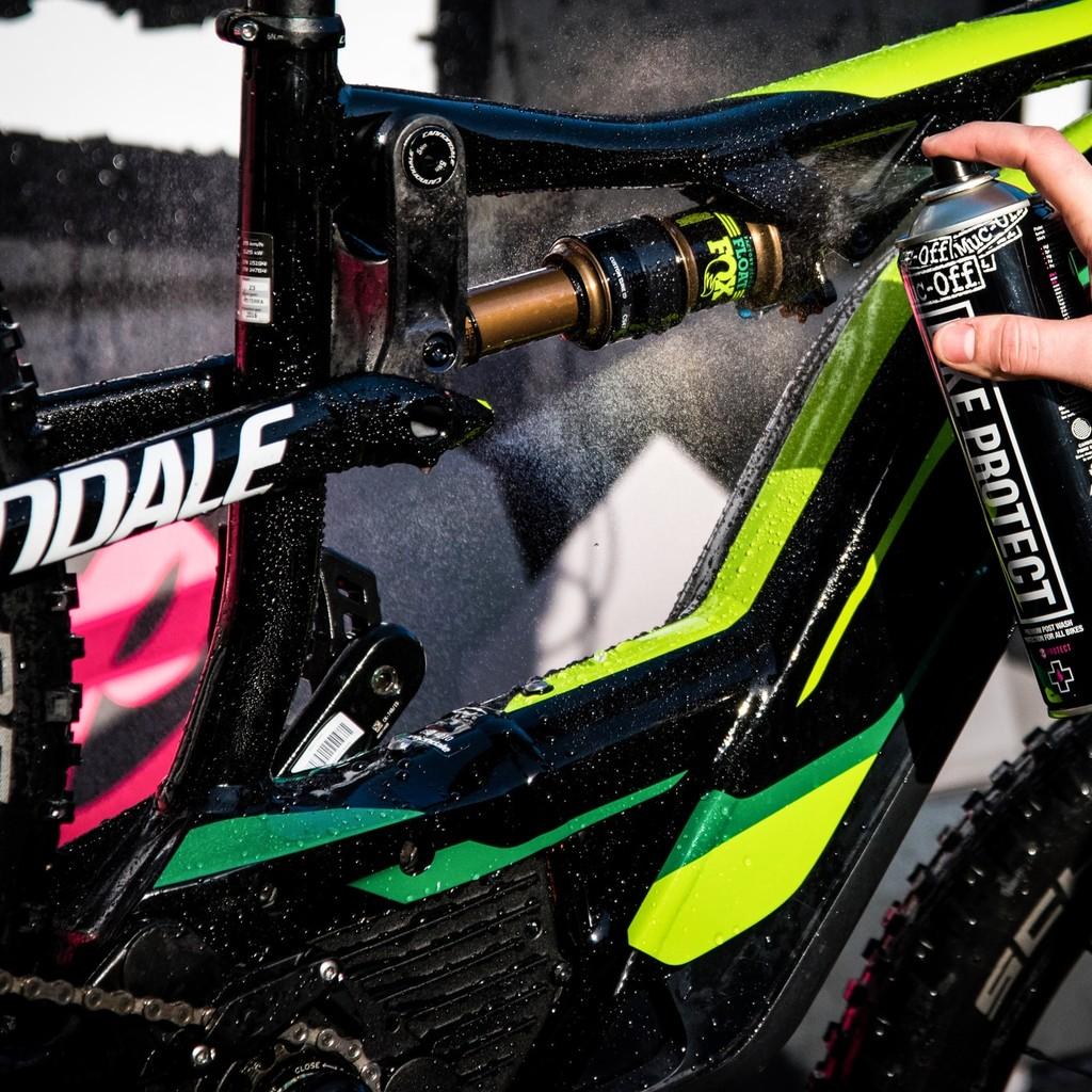 Pflegen Sie Ihr Cannondale E-Bike mit Muc-Off Bike Protect. Perfekt für den Schutz vor Feuchtigkeit und Schmutz.