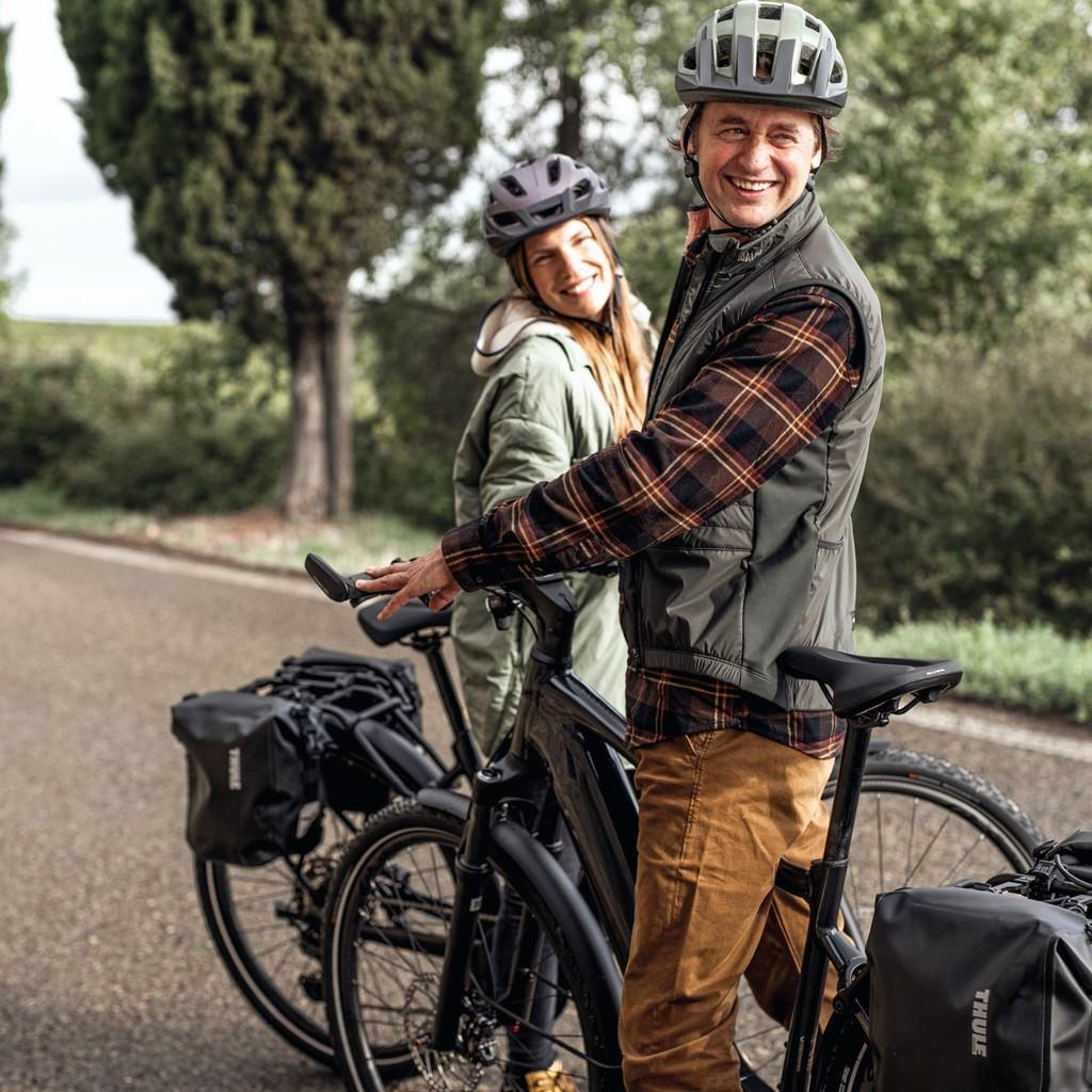 Entdecken Sie die Freiheit mit dem Giant Explore E+. Perfekt für Touren ins Grüne, ausgestattet mit Thule-Taschen f