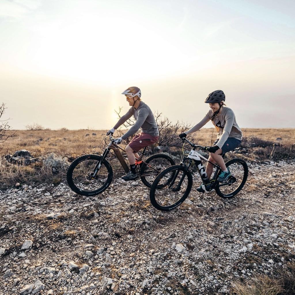 Erleben Sie unvergessliche Abenteuer mit dem Mountain Cross 7 und Light Cross 6 E-Bikes. Ideal für anspruchsvolle O
