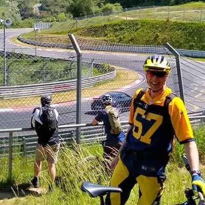 Entdecke den Nervenkitzel am Nürburgring. Perfekt für Mountainbike-Enthusiasten, die Abenteuer und Motorsport liebe