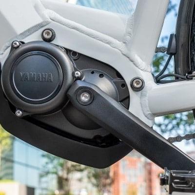 Nahaufnahme eines Yamaha E-Bike-Motors an einem weißen Fahrradrahmen