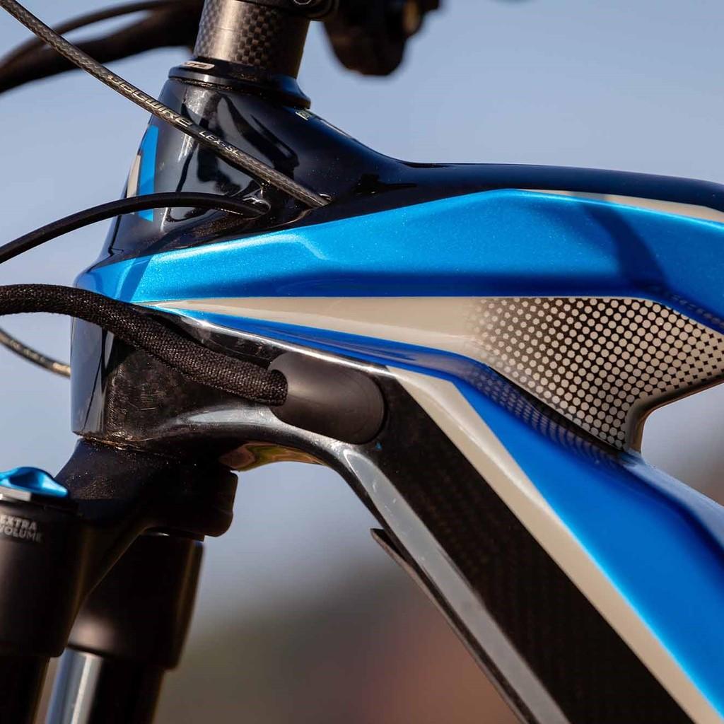Detailansicht des M1 Spitzing Evolution 2019 E-Bike Rahmens. Hochwertige Verarbeitung und modernes Design in Blau u