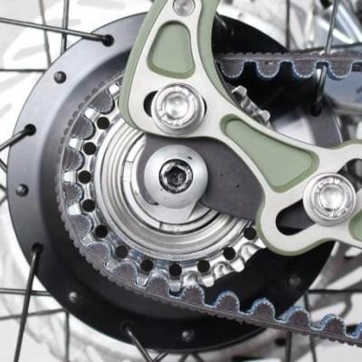 Nahaufnahme eines Fahrrad-Riemenantriebs mit Hinterradnabe