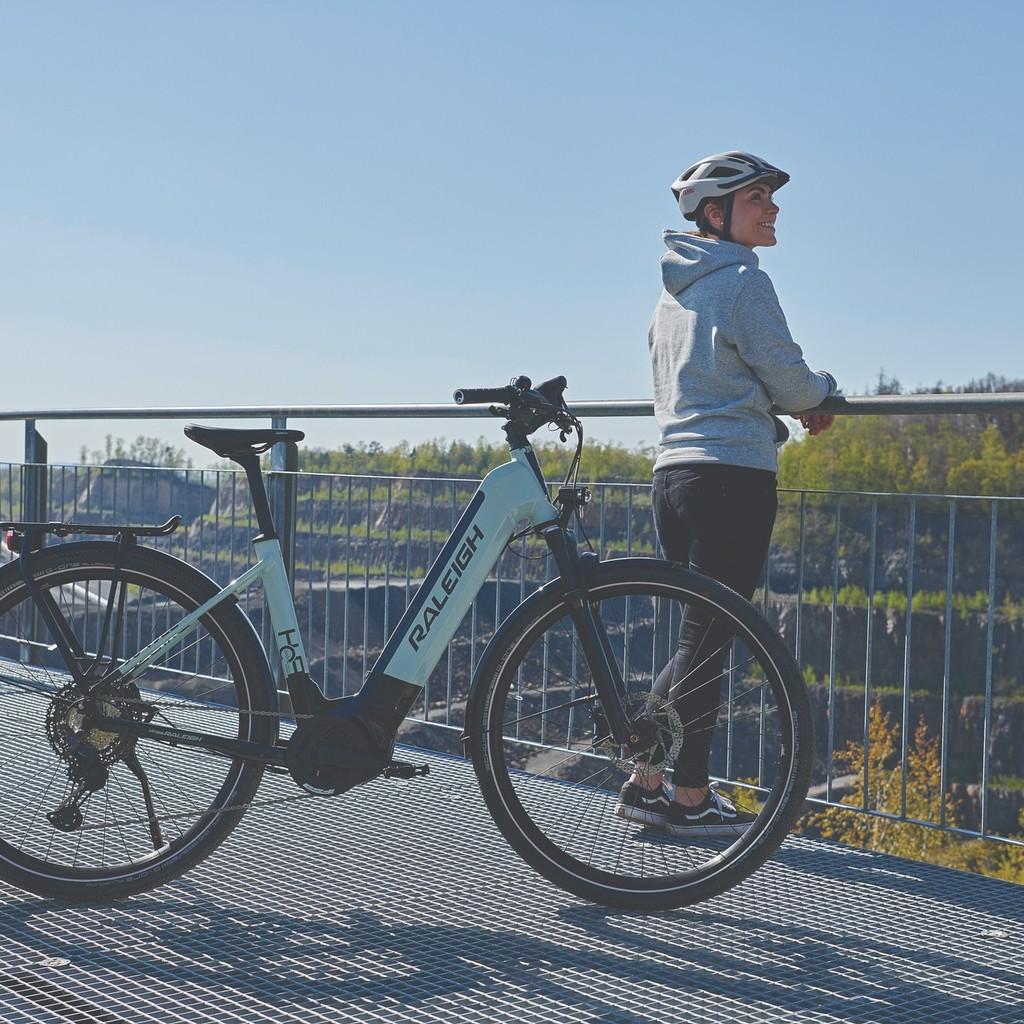Das Bild zeigt ein modernes E-Bike, das auf eine futuristische SUV-ähnliche Bauweise hinweist.