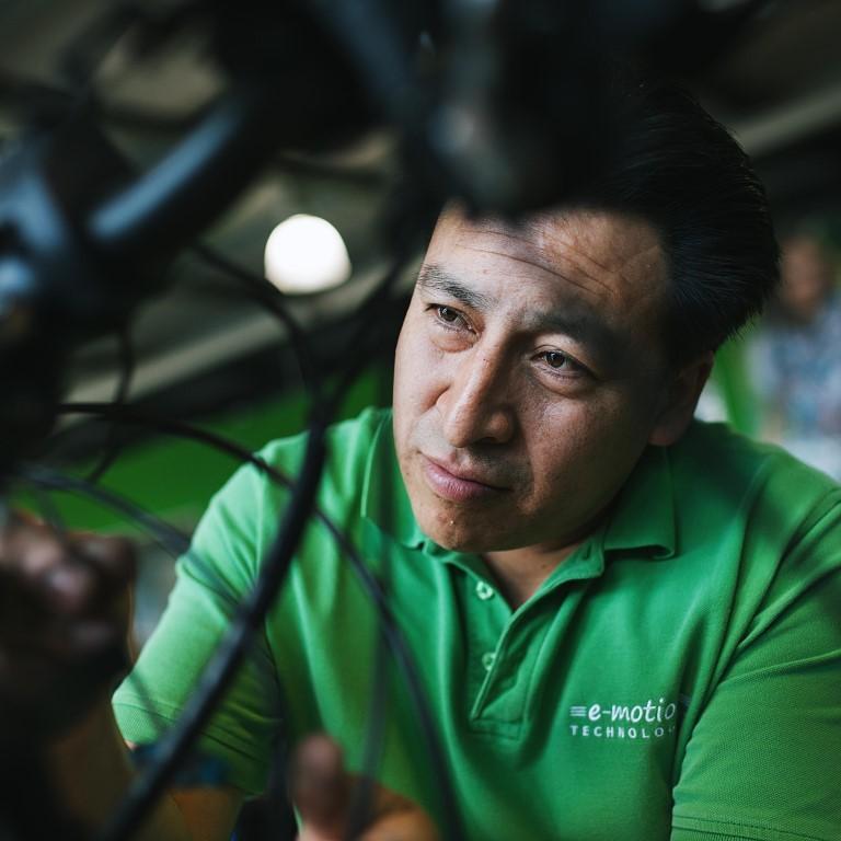 Experte von E-Motion Technology wartet ein E-Bike sorgfältig. Hochwertiger Service für Ihr Elektrofahrrad in Düssel