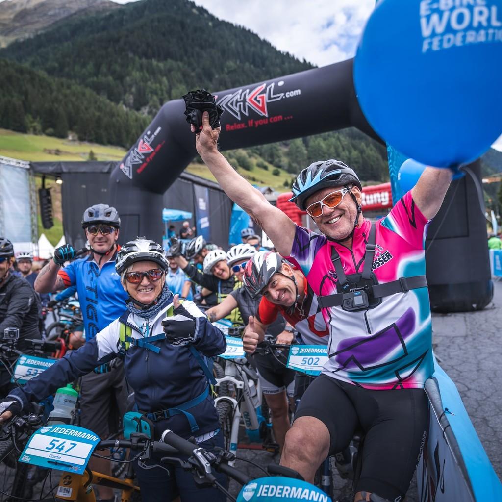Fröhliche Teilnehmer an der E-Bike WM in Paznaun Ischgl. Perfektes Event für E-Bike-Enthusiasten in malerischer Ber