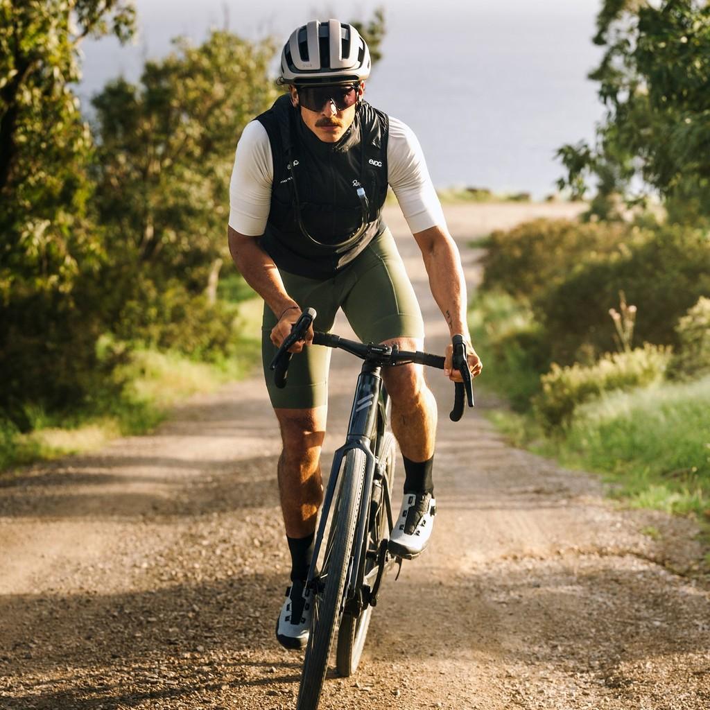 Ein Mann fährt mit einem Gravel e-Bike durch die Natur