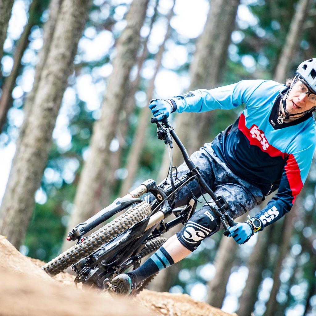 Der neue Yamaha PW-X2 Motor in Action auf einem e-Mountainbike in Schräglage.