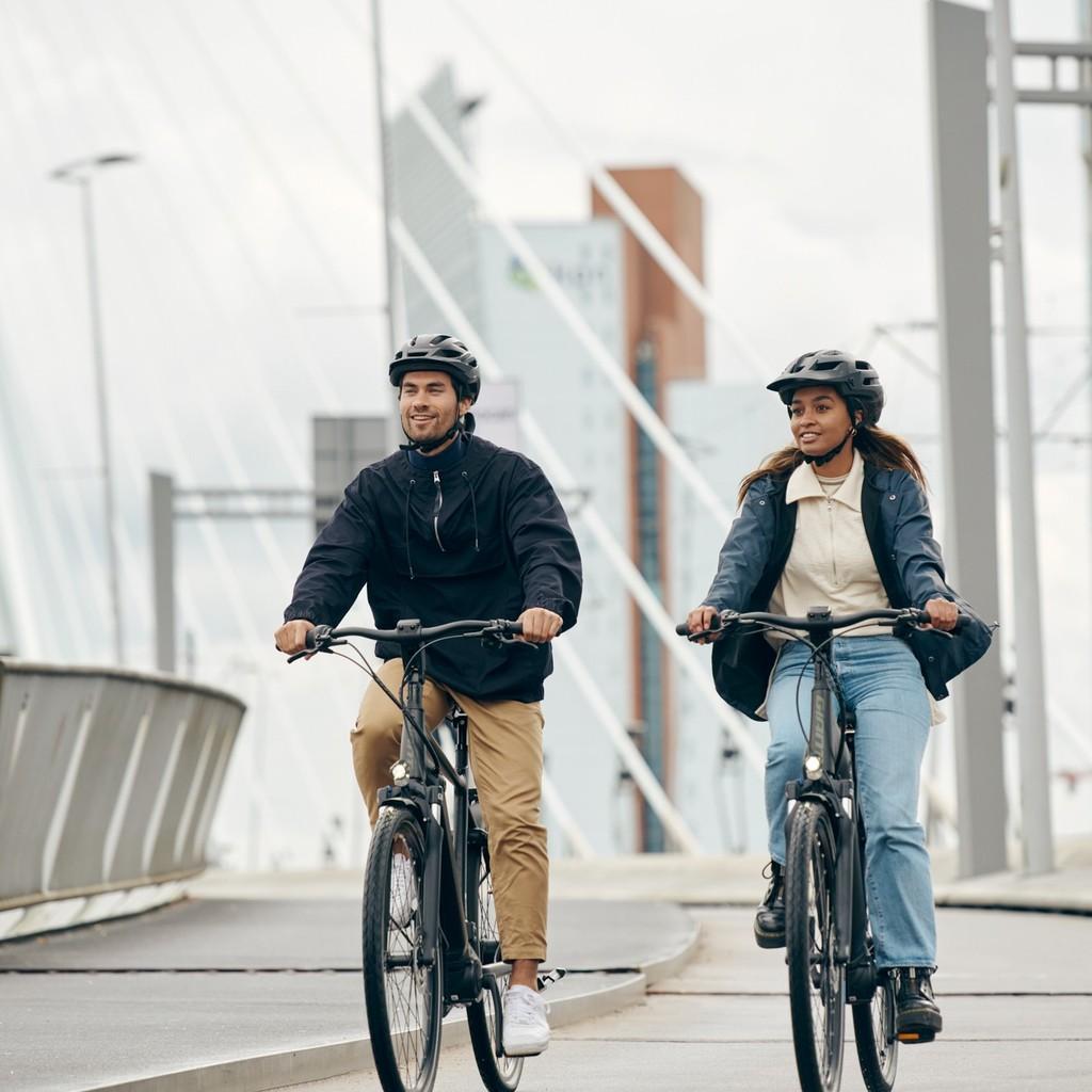 Ein Mann und eine Frau fahren über eine Brücke mit Giant e-Bikes