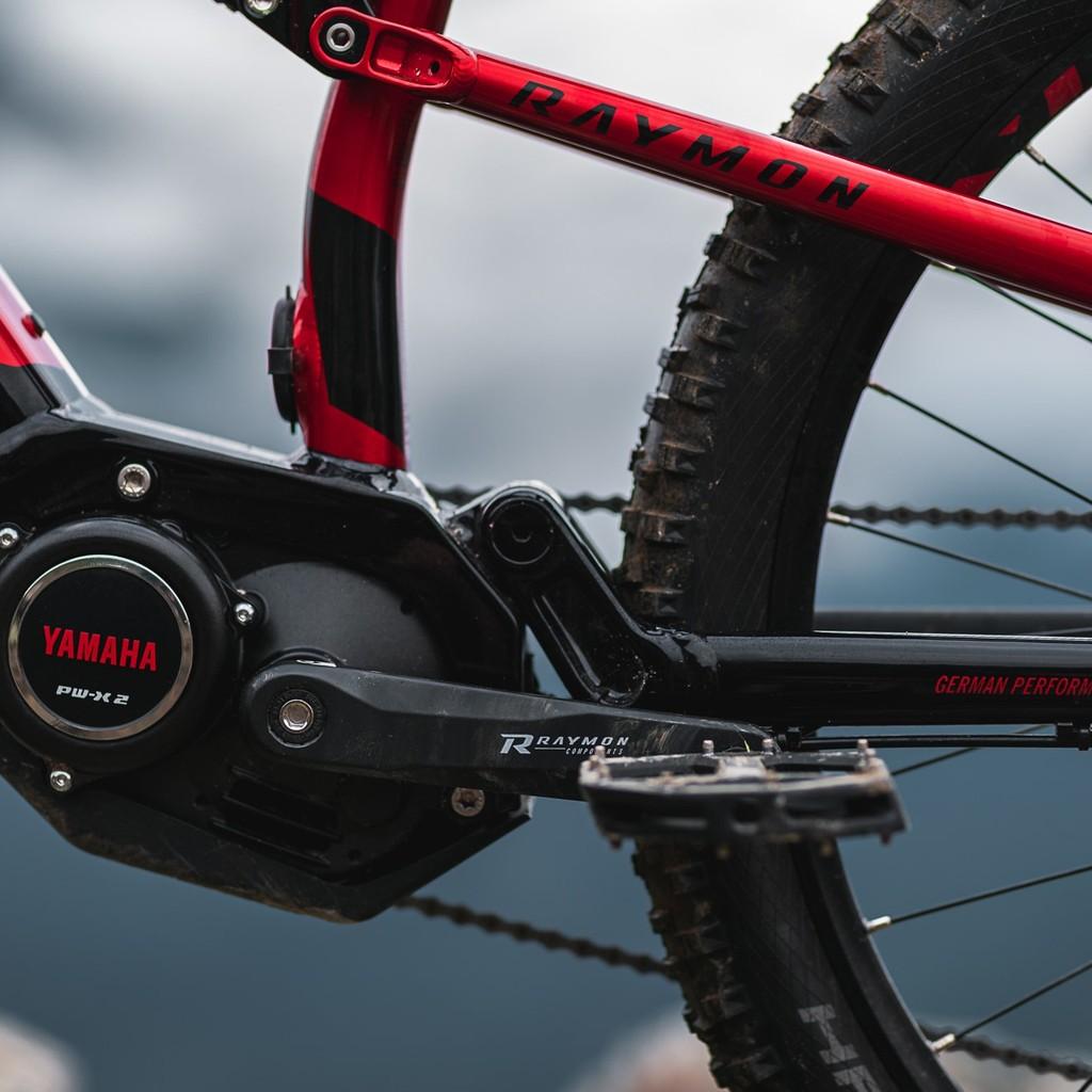 Das Raymon TrailRay E-Bike besticht mit einem leistungsstarken Yamaha PW-X2 Motor und robustem Design für optimale