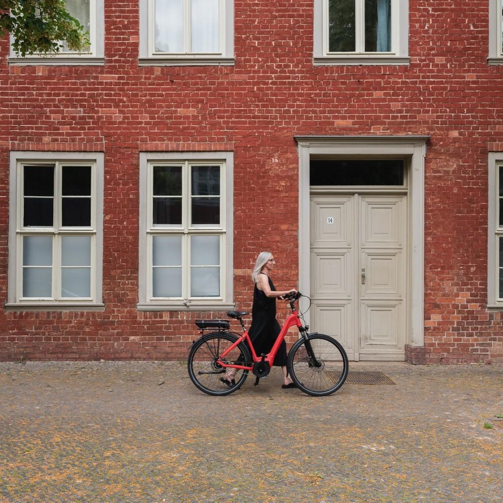 Entdecken Sie das stilvolle Velo de Ville Comfort CEB E-Bike für entspanntes Fahren in der Stadt. Ideal für komfort