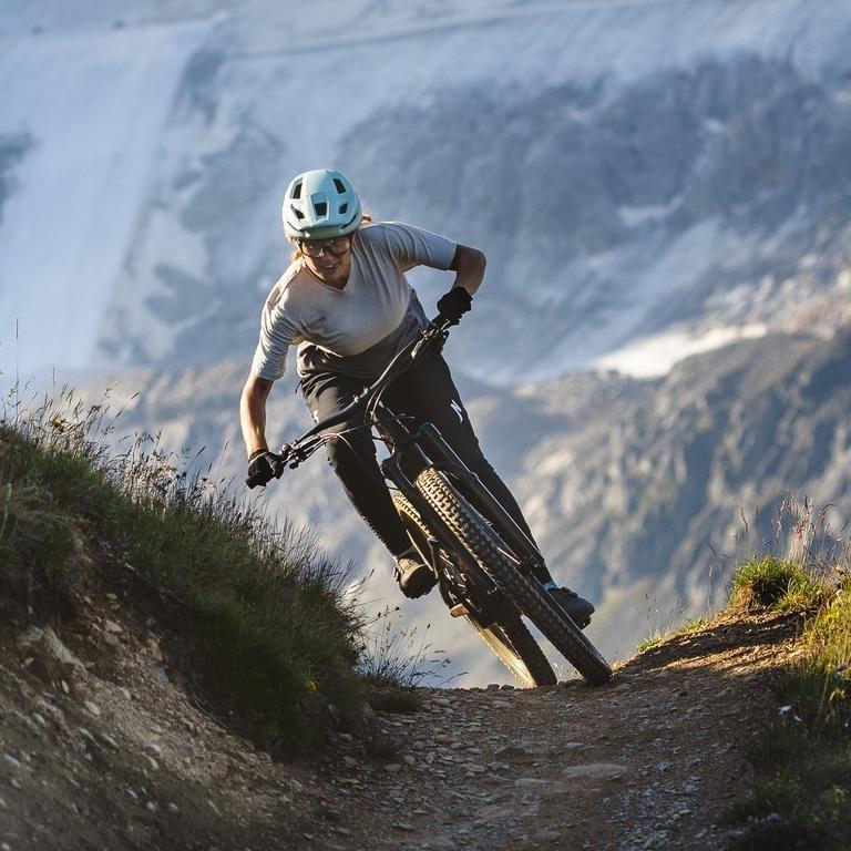 Ein Mountainbiker fährt mit seinem Specialized Turbo Levo SL e-Bike durchs Gebirge.