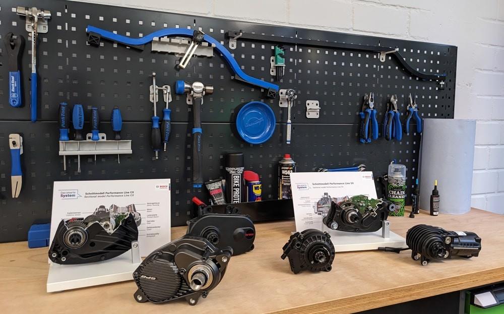 Eine Werkbank mit verschiedenen Motoren