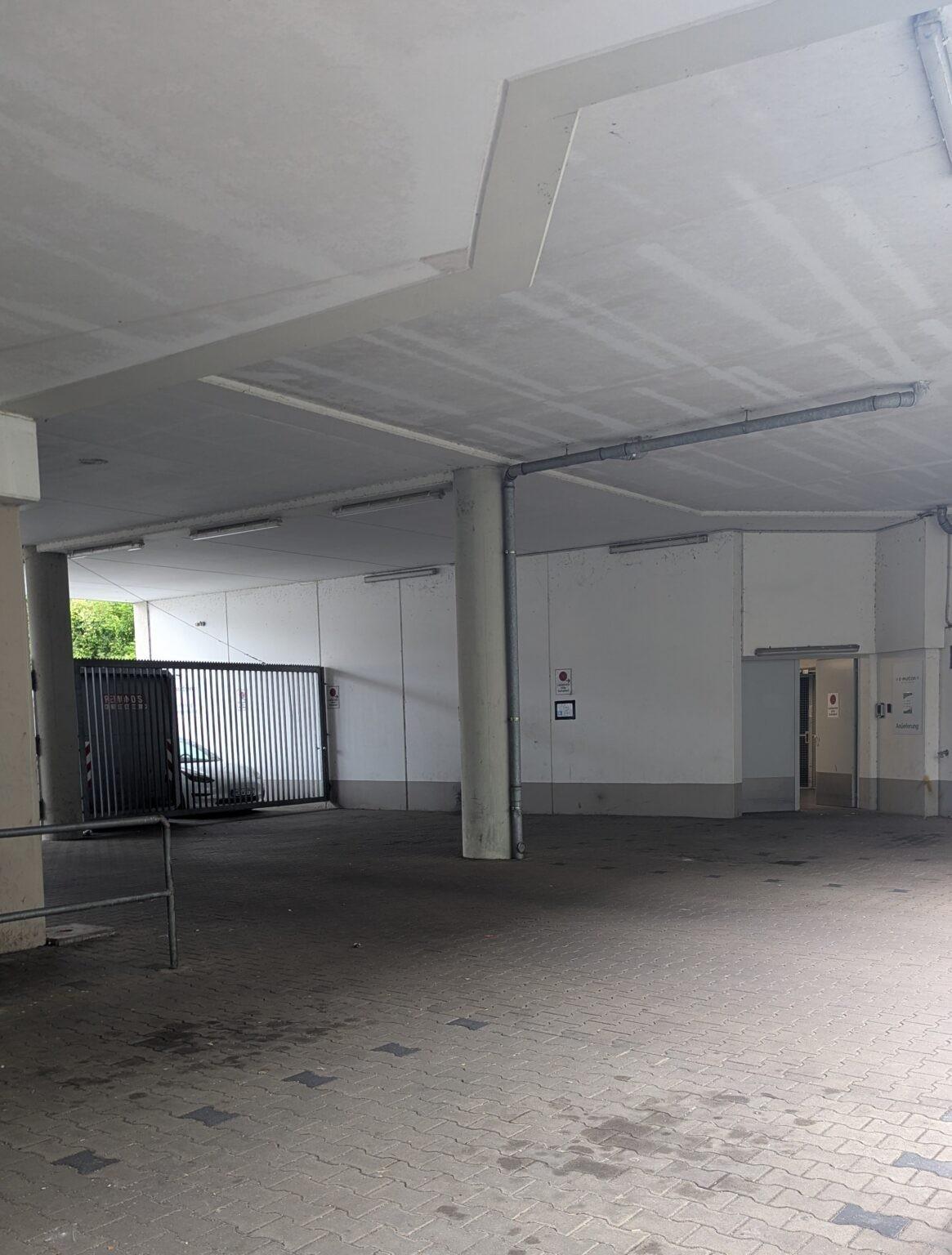 Das Bild zeigt den Aufzug in der e-motion e-Bike Welt in Wuppertal.