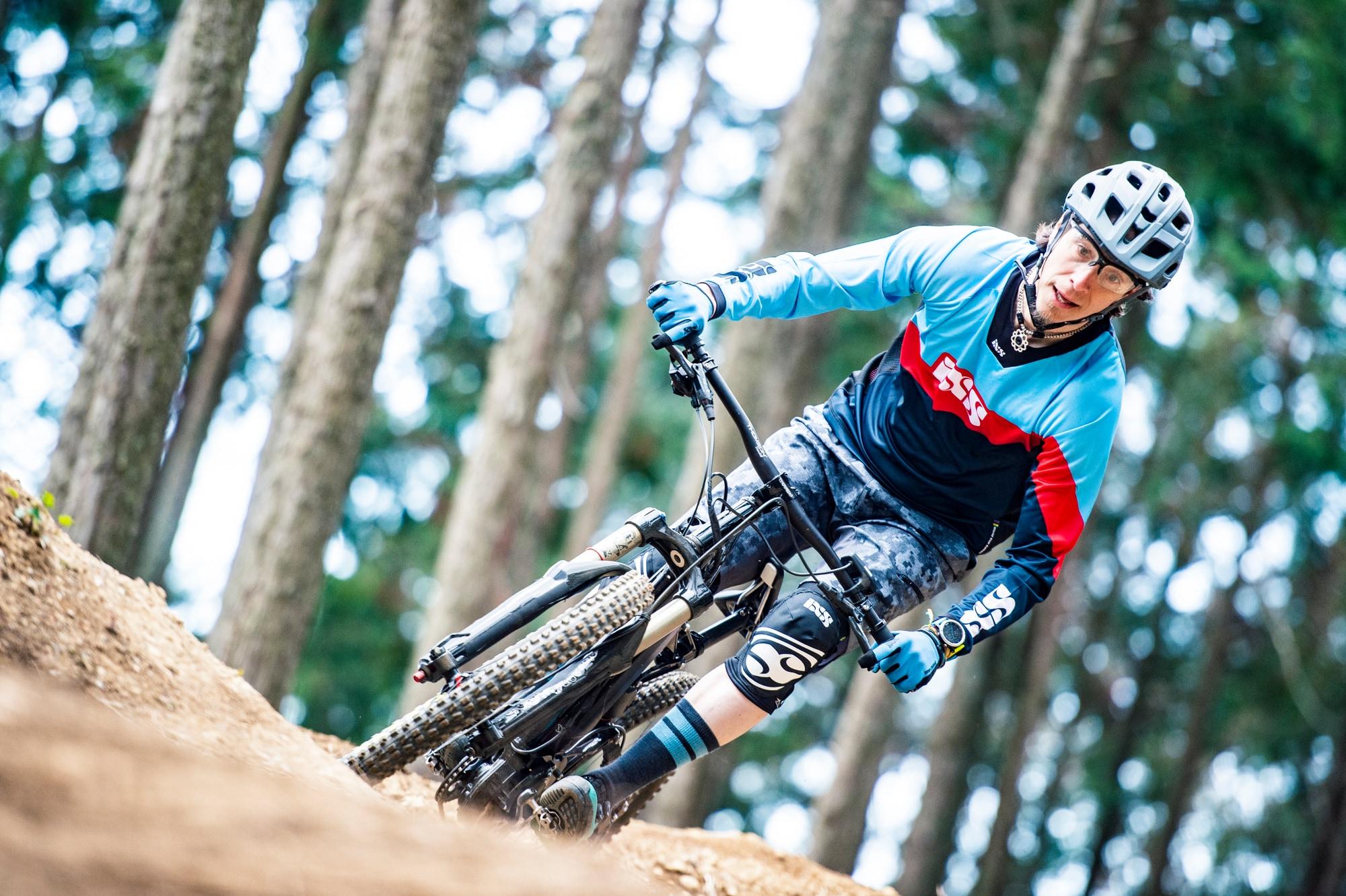 Der neue Yamaha PW-X2 Motor in Action auf einem e-Mountainbike in Schräglage.