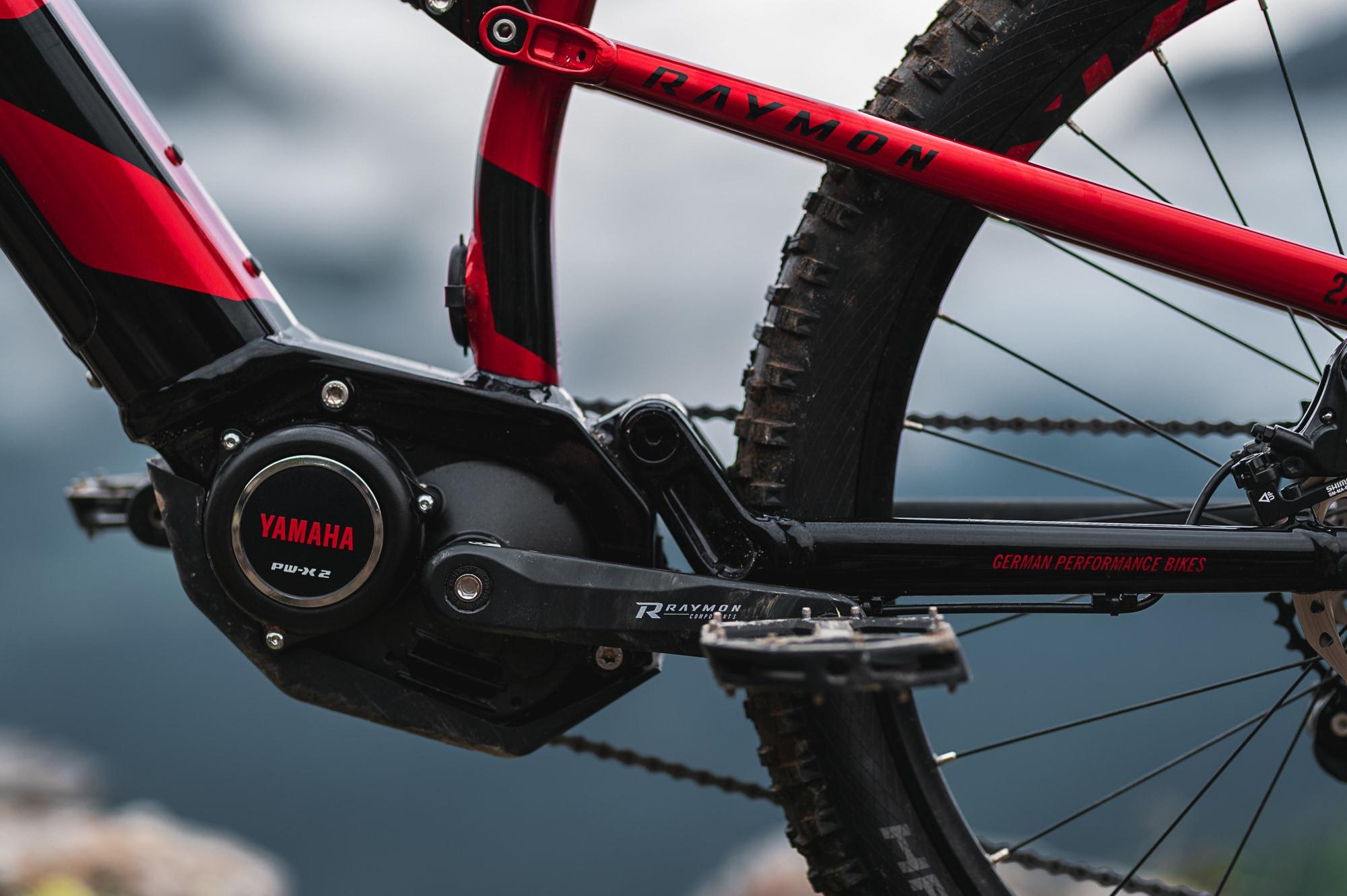 Das Raymon TrailRay E-Bike besticht mit einem leistungsstarken Yamaha PW-X2 Motor und robustem Design für optimale