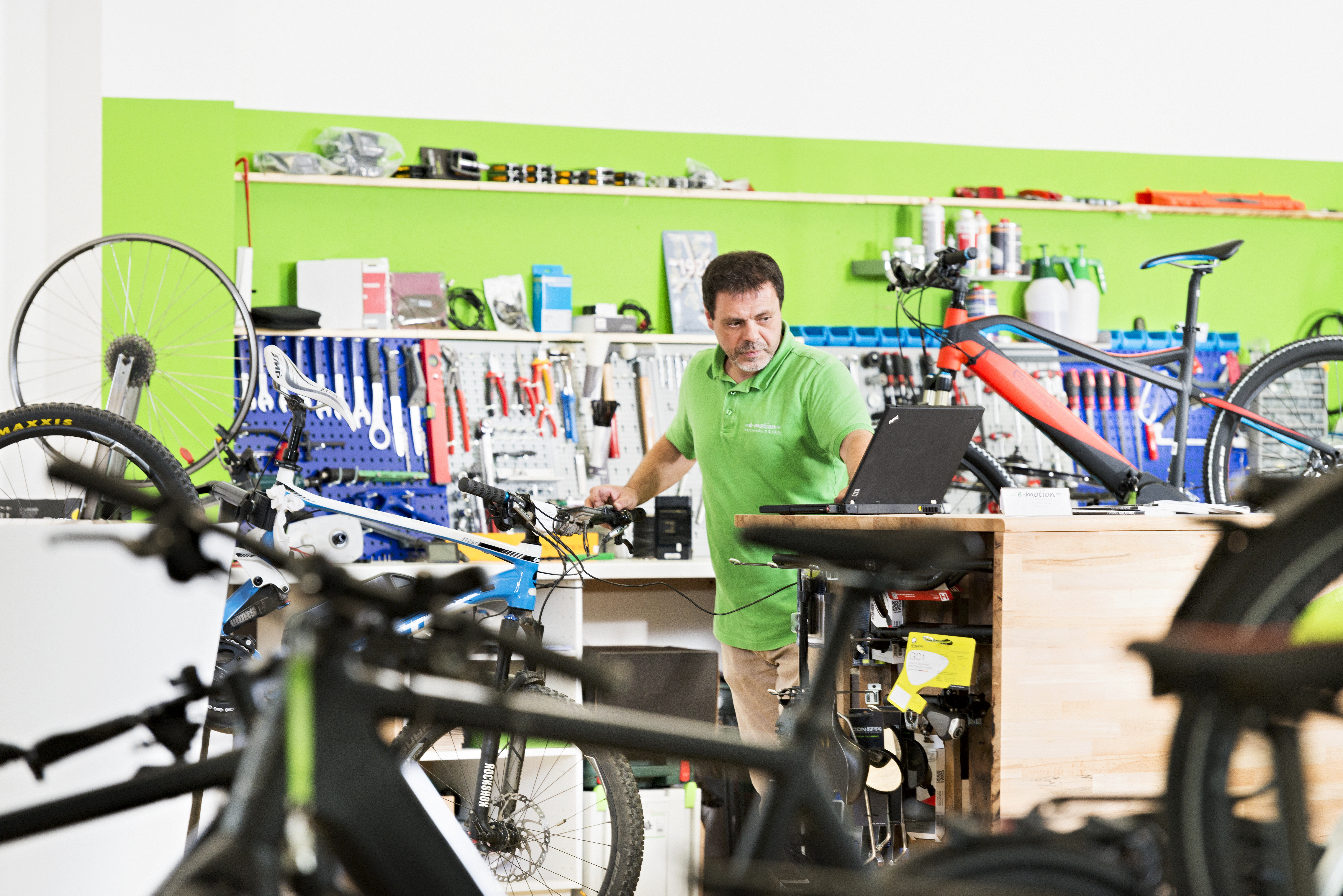 Mitarbeiter steht hinter dem Tresen im neuen e-motion Premium-Shop in Bielefeld.