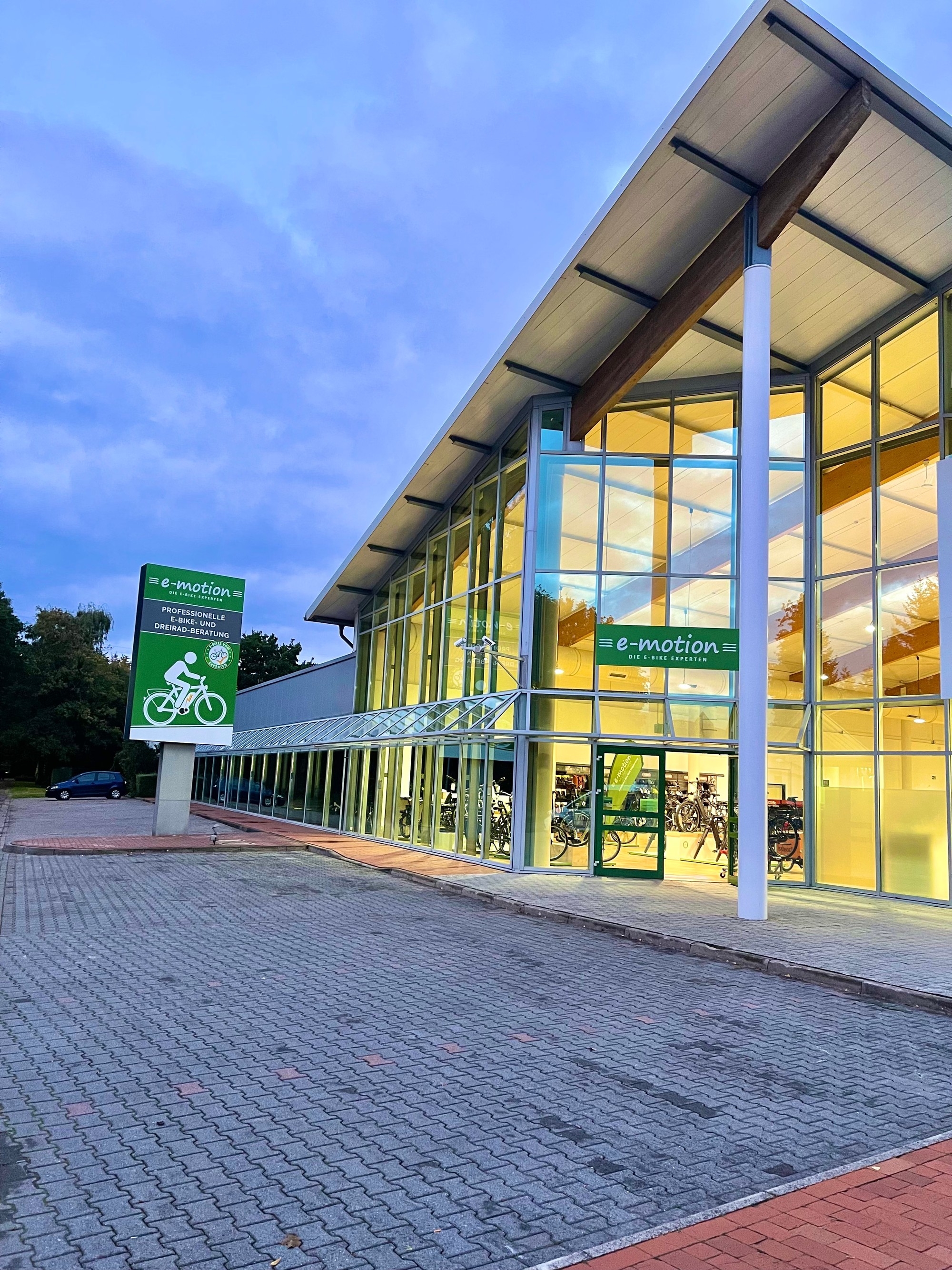 Die Außenansicht mit Eingang der e-motion e-Bike Welt in Cloppenburg