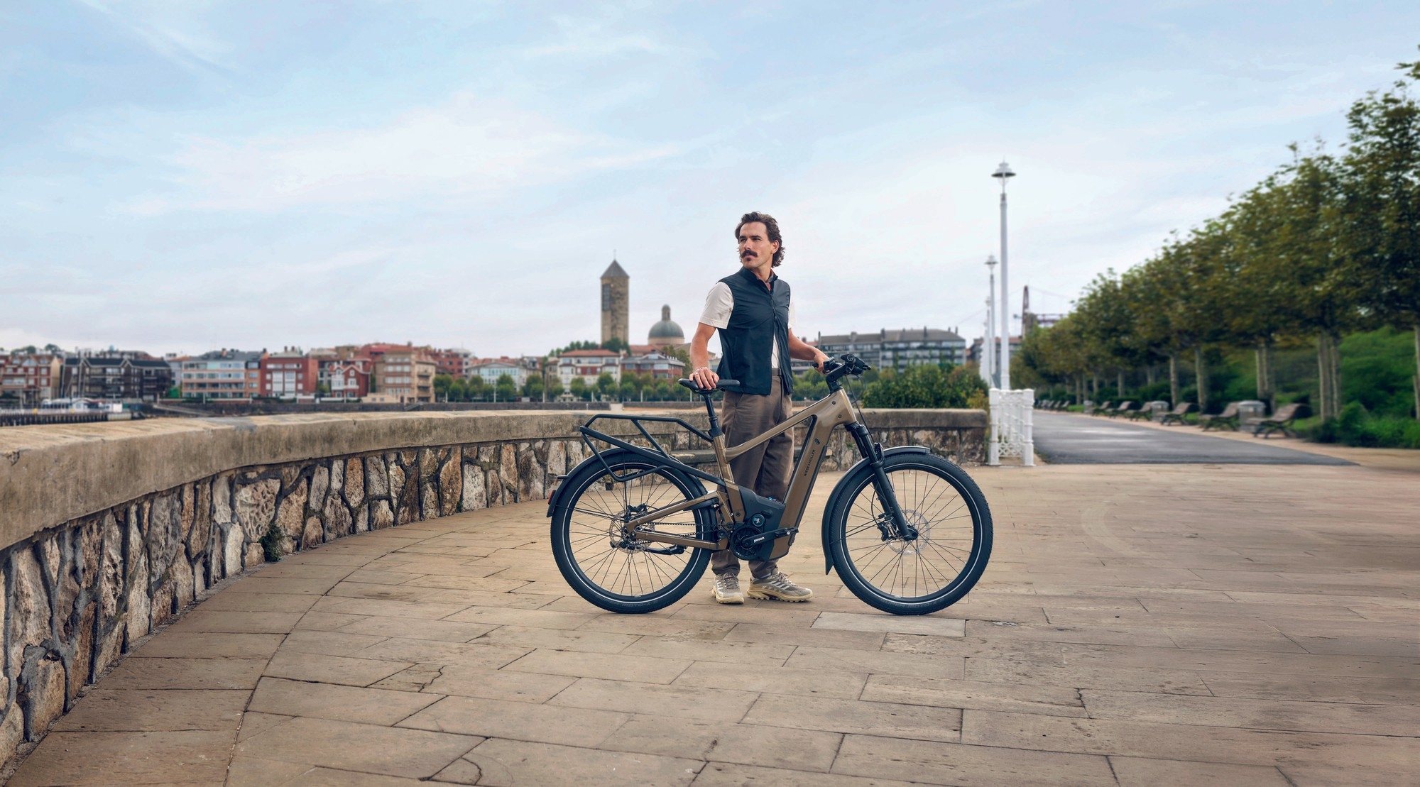 Das Bild zeigt ein Riese & Müller Delite5 GT Pinion HS e-Bike mit Pinion-Getriebe in Urbaner Umgebung