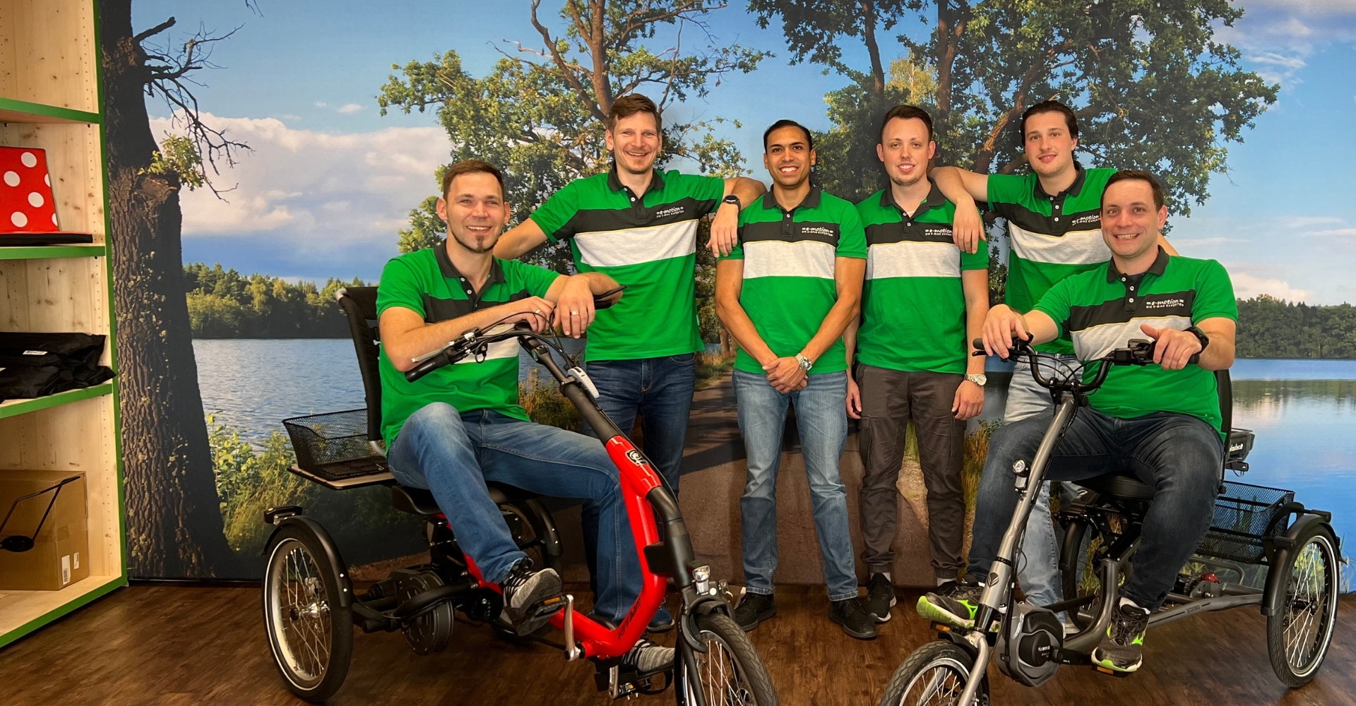 Das Team der e-motion e-Bike-Welt Gießen posiert vor einem Fotohintergrund