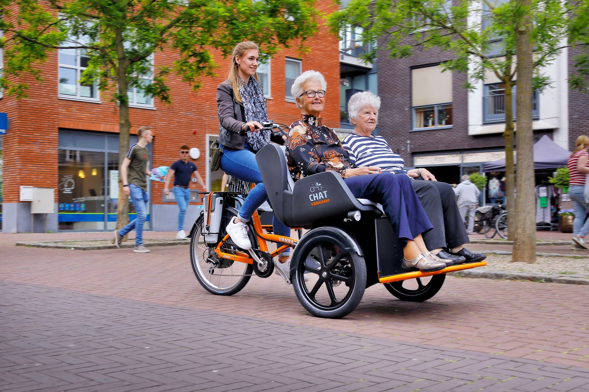 Das Bild zeigt ein Van Raam Chat E-Bike, das speziell für den Transport von Passagieren konzipiert ist.