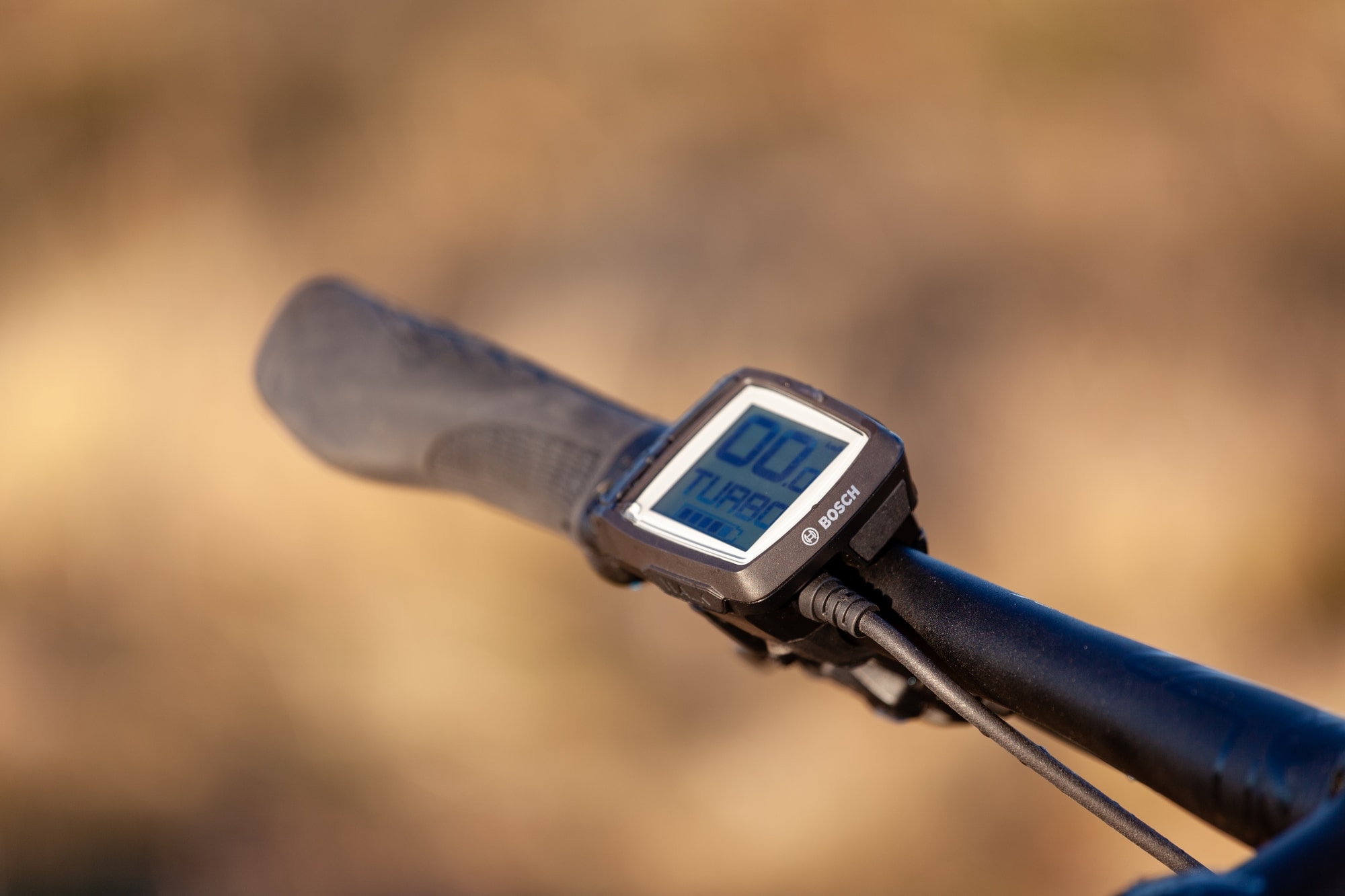 Kompaktes Bosch Purion Display für E-Bikes, bietet einfache Steuerung und klare Anzeige aller wichtigen Fahrdaten.