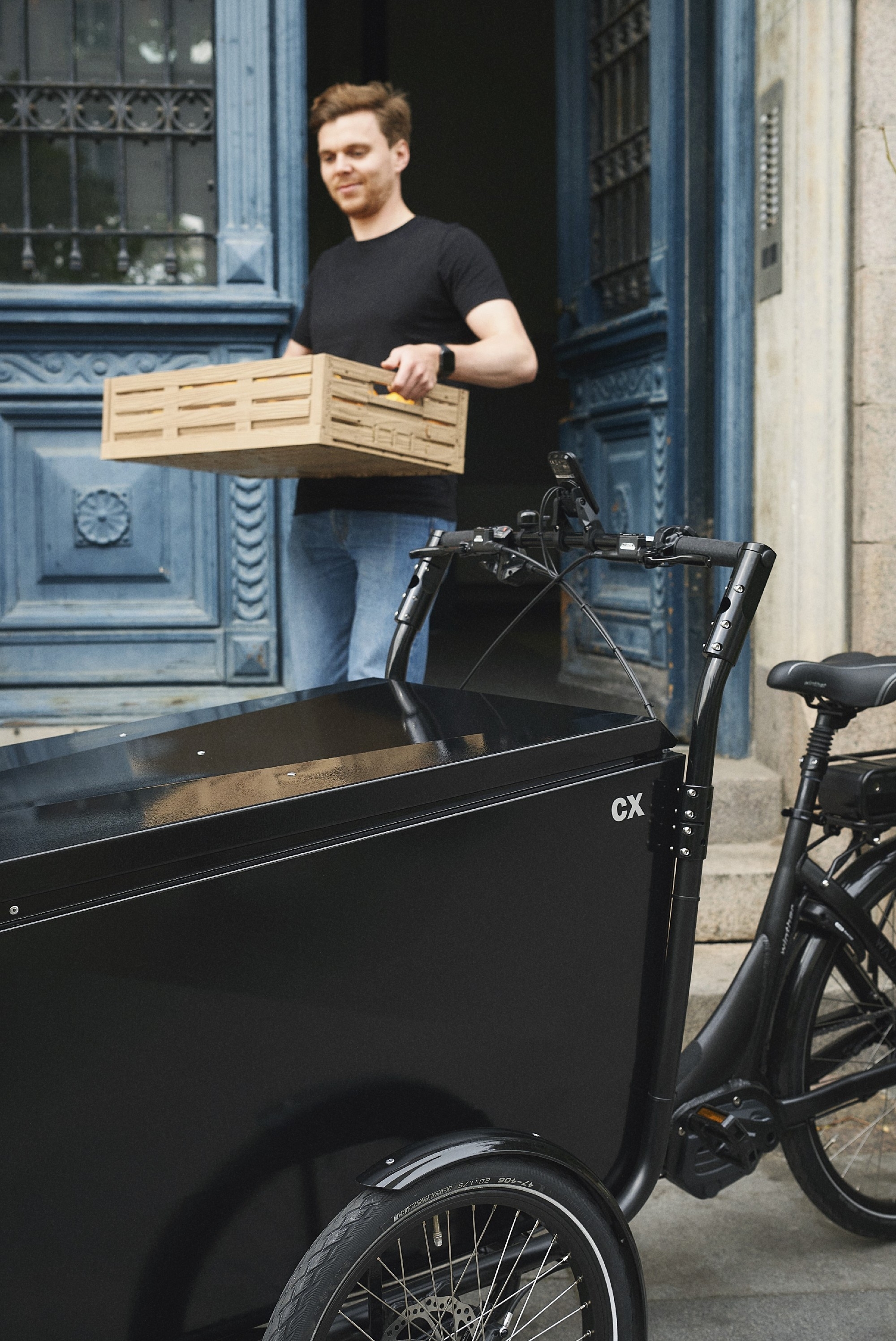 Winther B2B Lastenrad, Mann transportiert Kiste