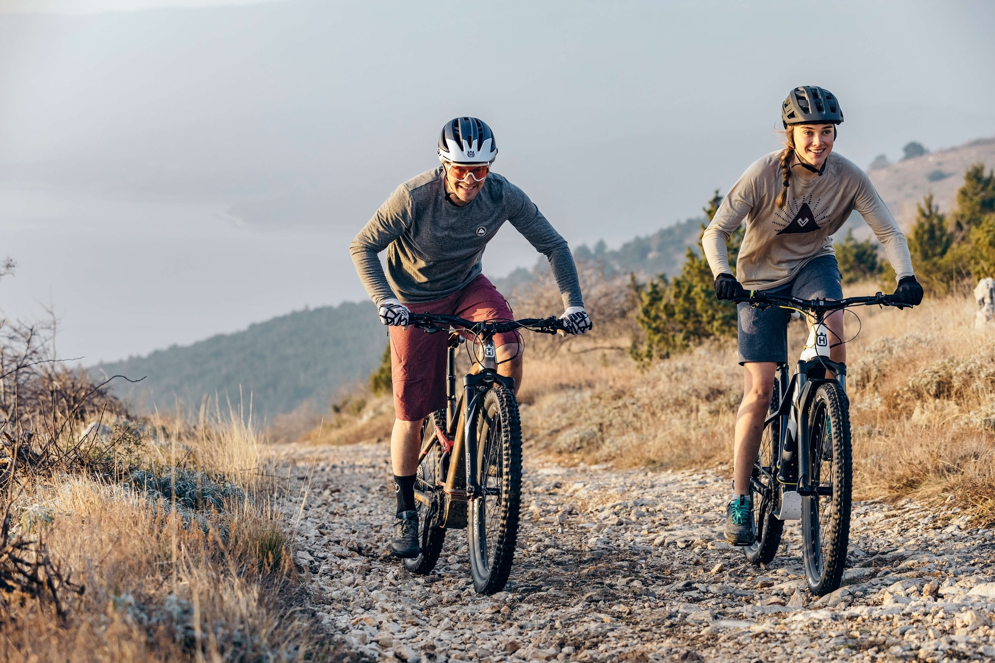 Entdecken Sie die E-Bikes Husqvarna Mountain Cross 7 und Light Cross 6, ideal für anspruchsvolle Offroad-Abenteuer