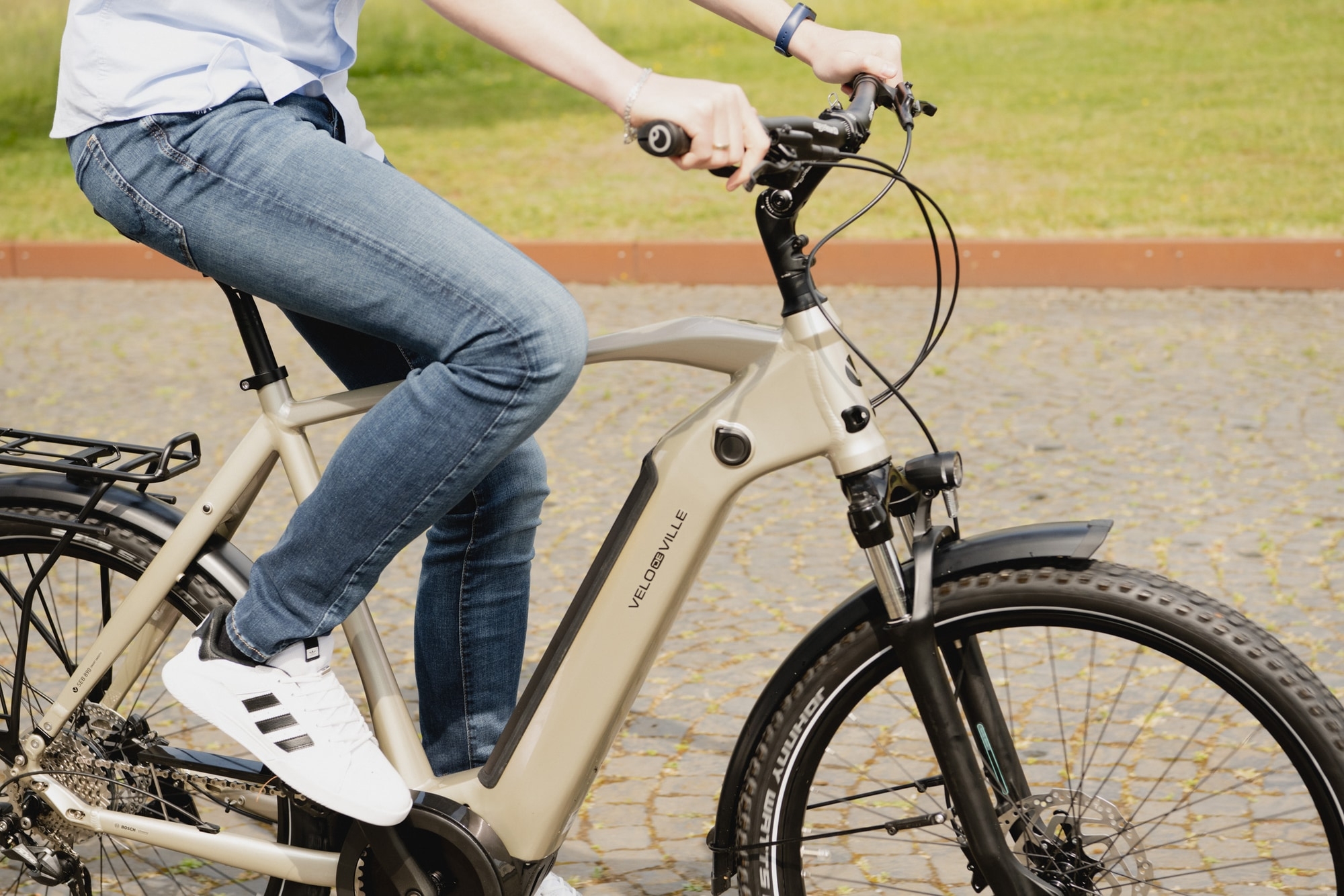 Entdecken Sie das robuste Velo de Ville SUV SEB E-Bike. Ideal für anspruchsvolle Fahrten in der Stadt und auf dem L