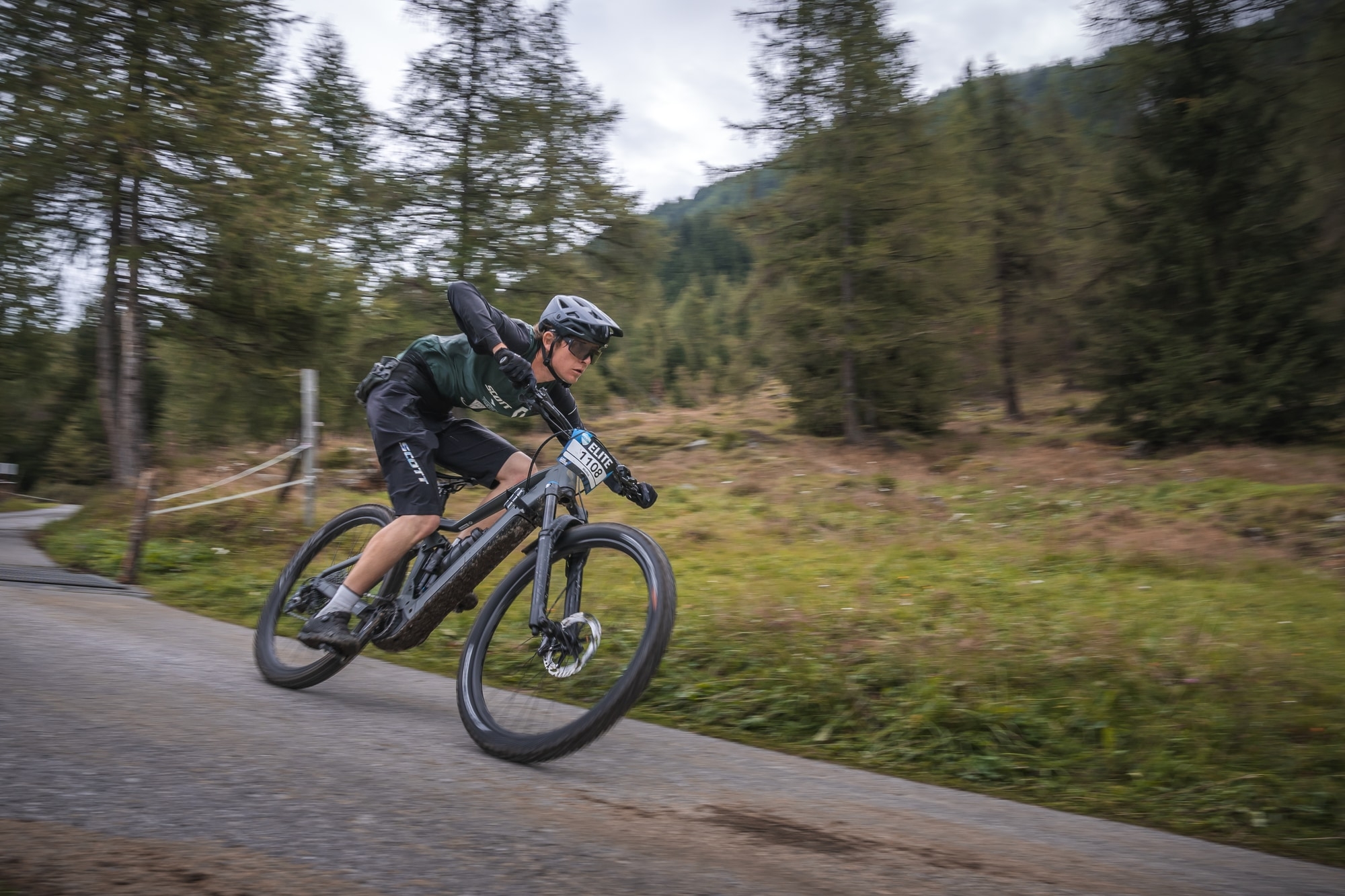 Erleben Sie die Spannung der E-Bike-WM in Ischgl. Sportler auf hochwertigen Scott E-Bikes zeigen beeindruckende Lei